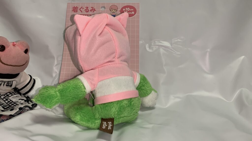 ピンクパーカー ポケットピクルス 着用 身体パツパツ サンキューマート
