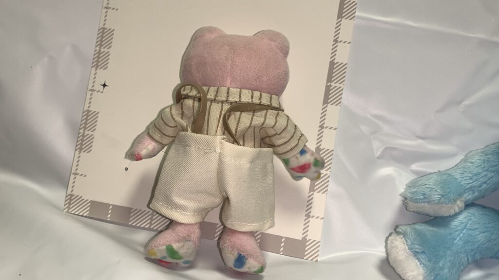 推しぬい服夏服Mベージュ かえるのピクルス 後ろ姿 3COINS