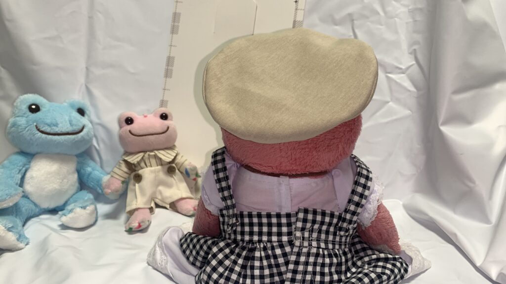 推しぬい服夏服Mベージュ 帽子 ビーンドール かえるのピクルス 着用
