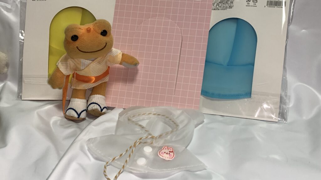 ポンチョ黄色 かえるのピクルス マスコット 着用 正面 サンキューマート