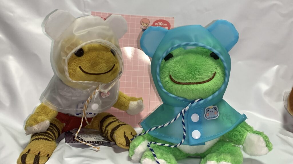 ポンチョ着用のかえるのピクルス サイズ感 ヒモ絞り確認 THANKYOUMART サンキューマート