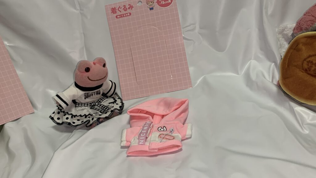 ピンクパーカー かえるのピクルス マスコット 着用 正面 サンキューマート