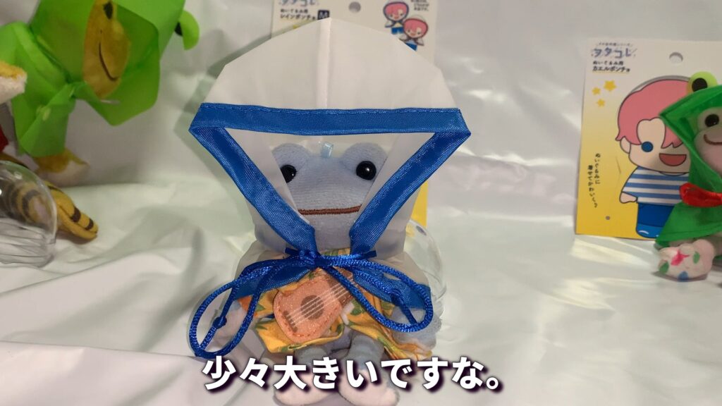 セリアのレインポンチョM マスコットピクルス着用 少々大きめ