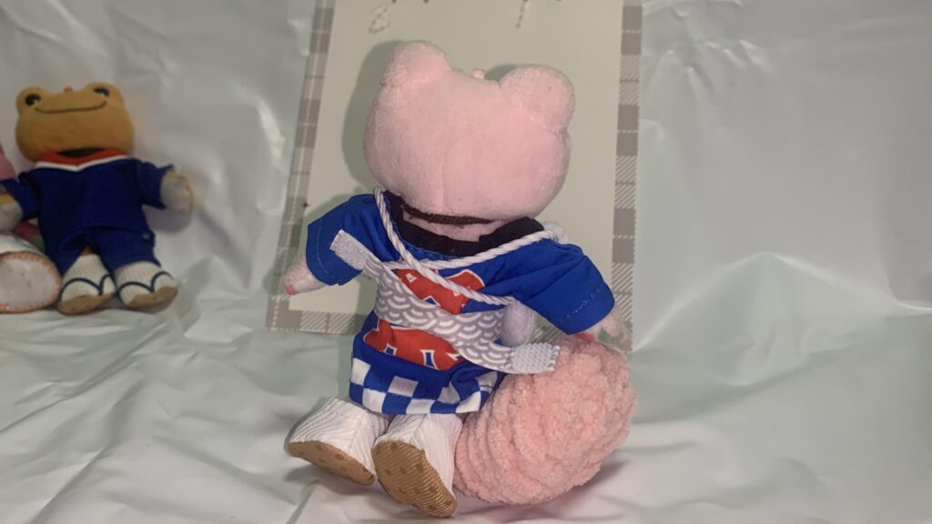 かえるのピクルスの法被M・帯を結んだ様子2