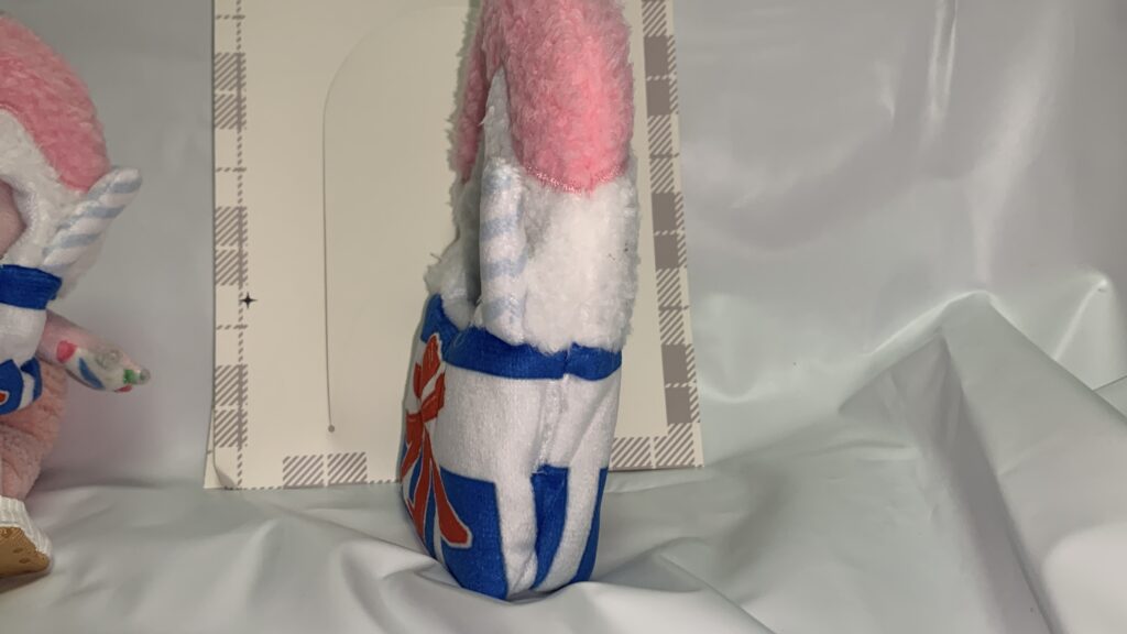かき氷かぶりもの Mをかえるのピクルスに着せようとした様子