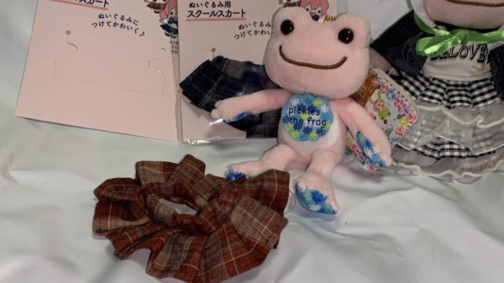 かえるのピクルスにスクールスカートを履かせた様子