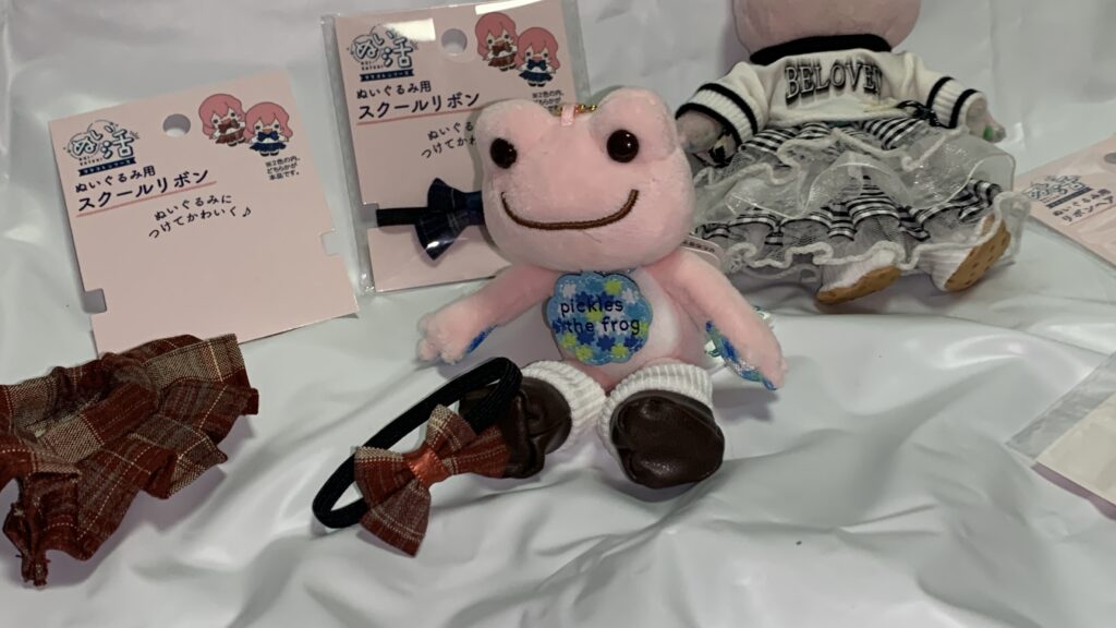 かえるのピクルスにスクールリボンを装着した様子