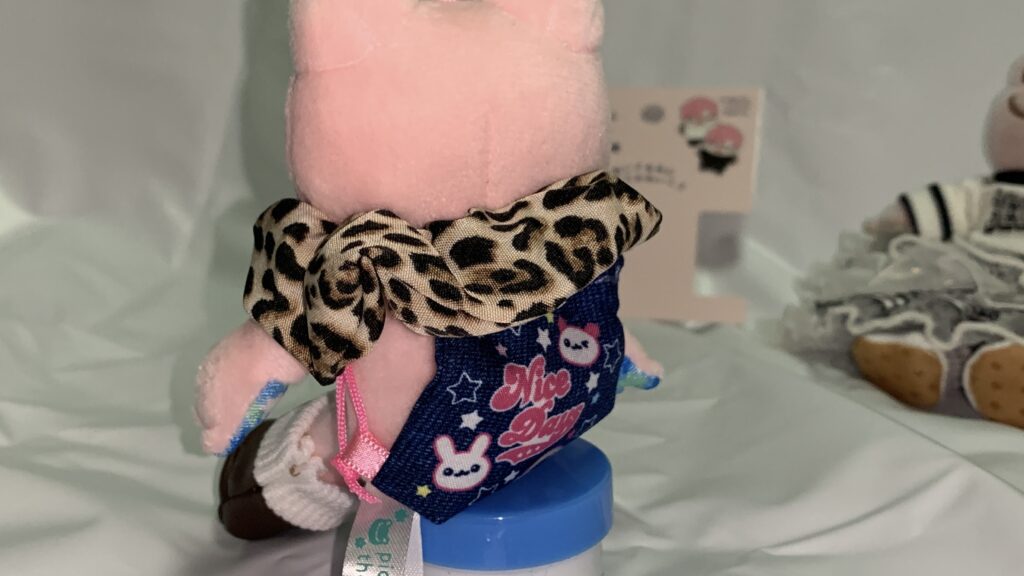 かえるのピクルスマスコットちゃんのシュシュ首巻き・正面から見た様子