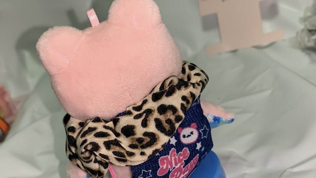 かえるのピクルスマスコットちゃんのシュシュ首巻き・横から見た様子