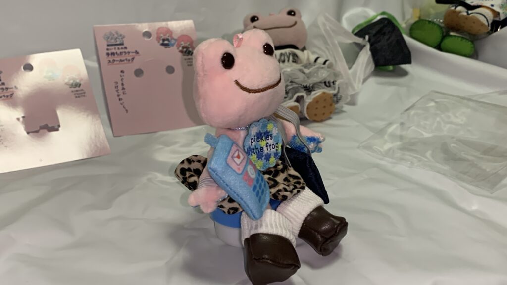 かえるのピクルスの手持ちガラケー装着・正面から見た様子