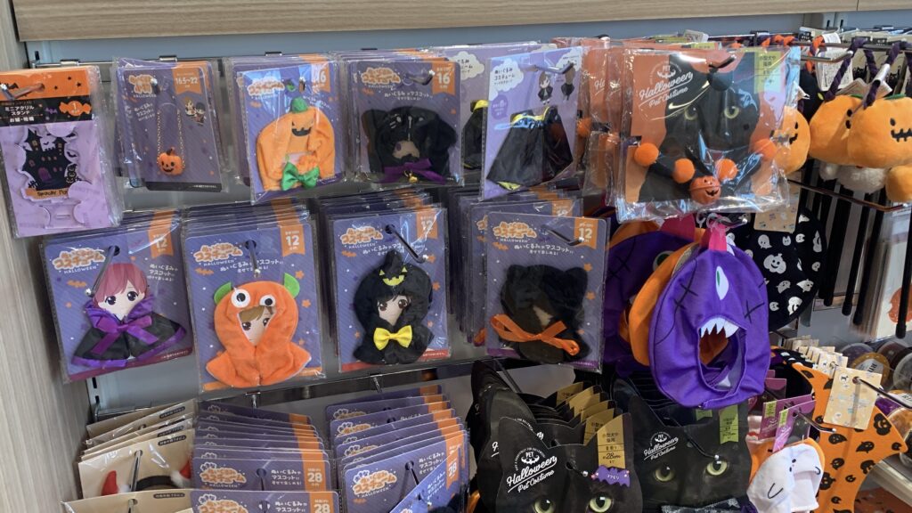 セリアのハロウィンコーナーに陳列されたぬいぐるみ用コスチューム商品一覧