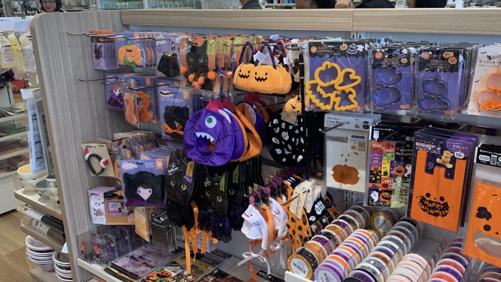セリアのハロウィン仮装アイテム売り場に並ぶぬいぐるみ用コスチュームのパッケージ