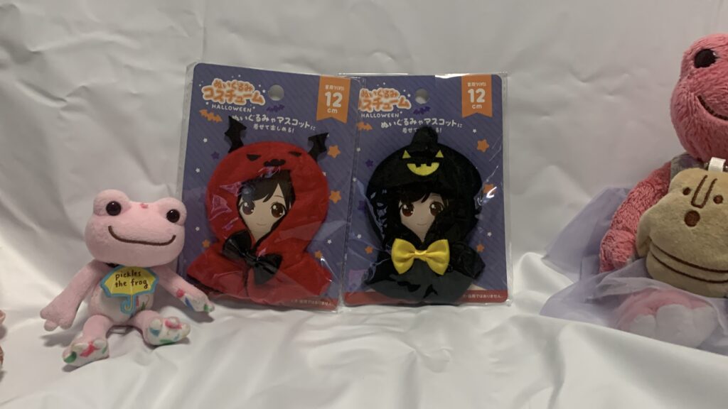 セリアのぬいぐるみ用ハロウィンフードマント かぼちゃ・アクマのパッケージとかえるのピクルスのサイズ比較