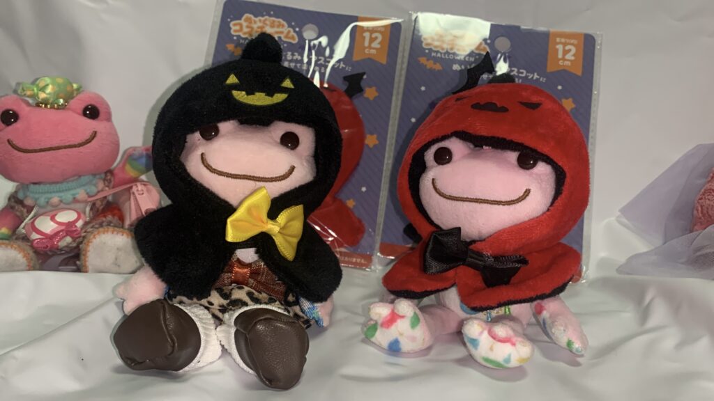 かえるのピクルスのマスコットにハロウィンフードマント かぼちゃ・アクマを着せた写真