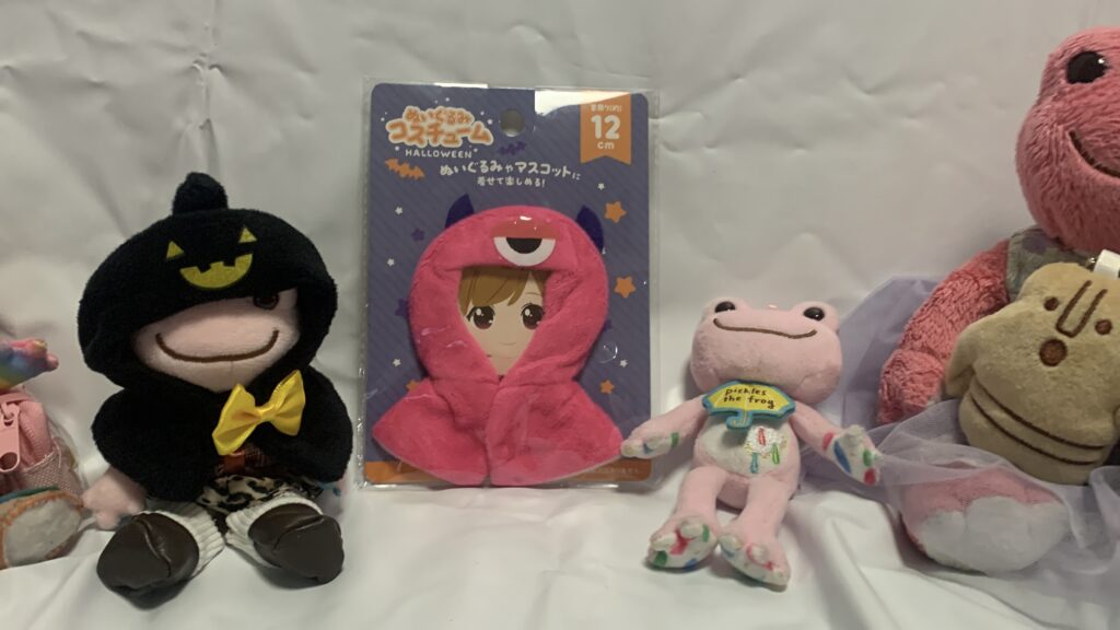 セリアのぬいぐるみ用ハロウィンフードマント モンスターのパッケージ写真