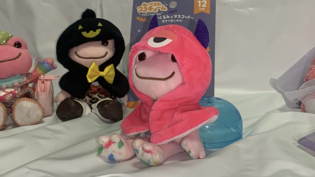 かえるのピクルスのマスコットにハロウィンフードマント モンスターを着せた後ろ姿