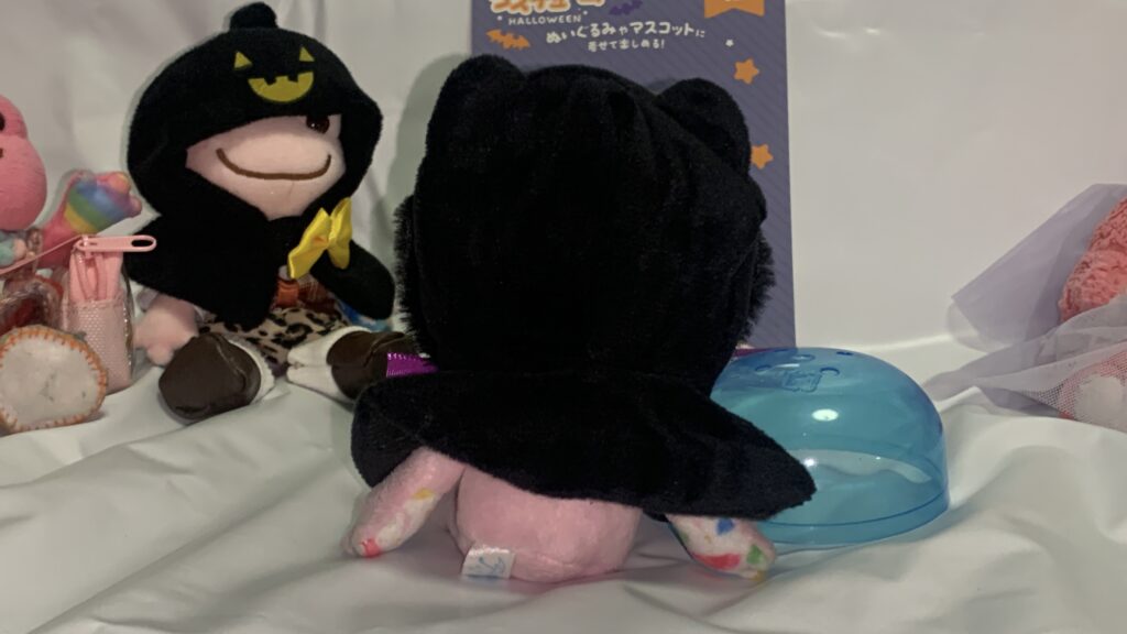 フードマント モノクロアニマルを着たかえるのピクルスのマスコットの後ろ姿