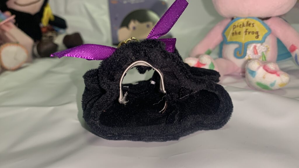 かえるのピクルスのマスコットにねこ鈴付きのかぶりものを着せた写真