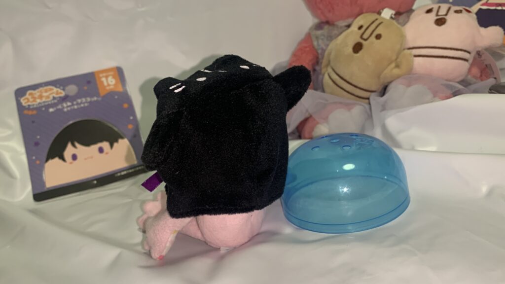 ねこ鈴付きコスチュームを着たかえるのピクルスのマスコットの横顔