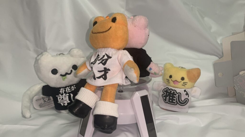 文字Tシャツを着用した複数のぬいぐるみ