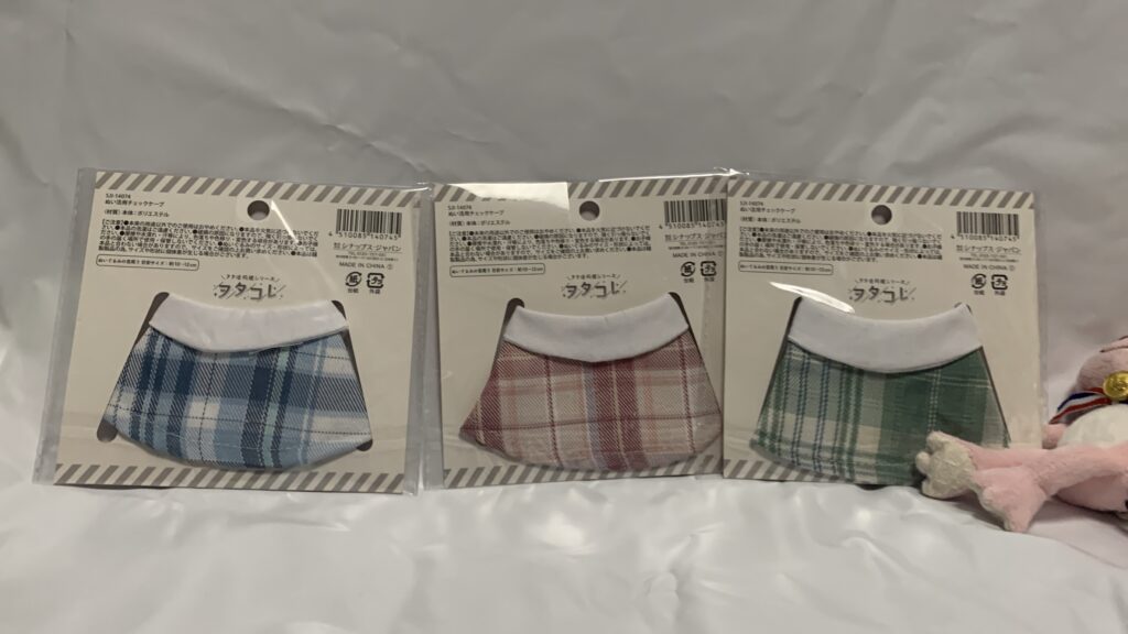 セリアのぬいぐるみ用チェックケープの商品表示