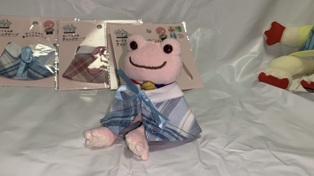 セリアのチェックケープを着用したかえるのピクルス
