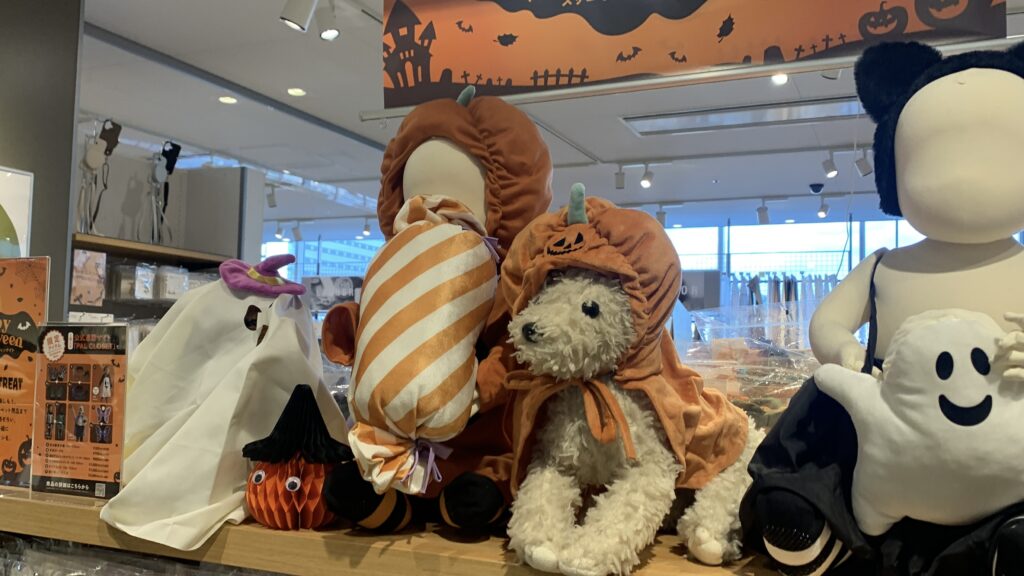 スリーコインズのハロウィン売り場に飾られたおばけ・かぼちゃ衣装のぬいぐるみたち