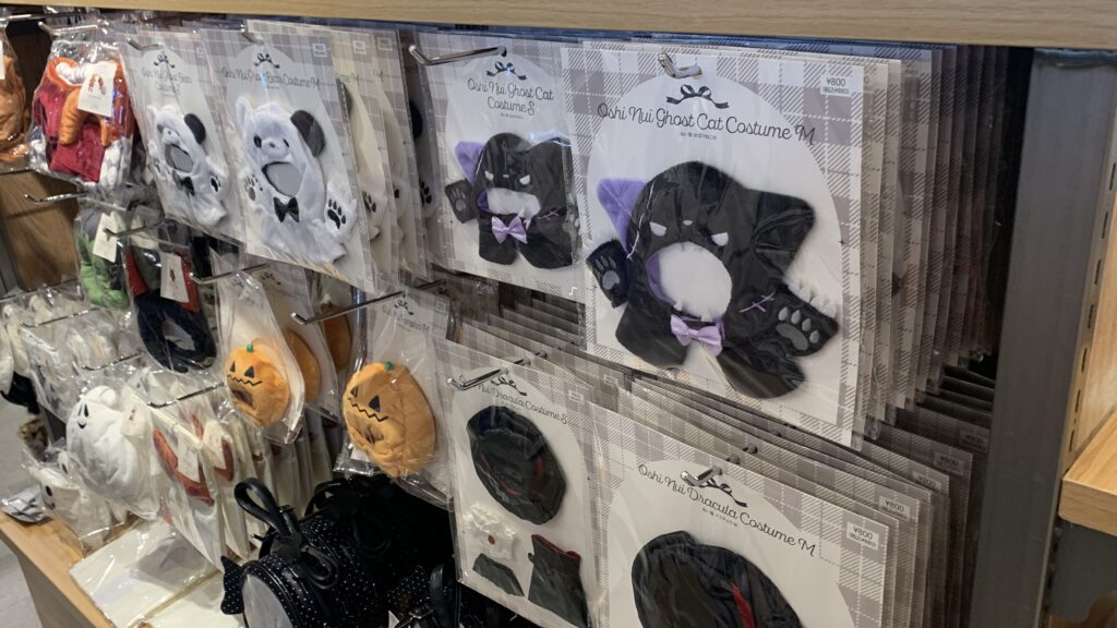 スリーコインズの棚に並ぶハロウィンぬい服のパッケージ(おばけねこなど)