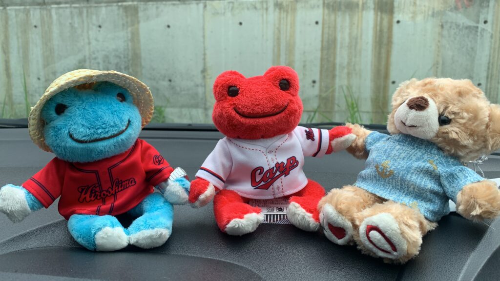 赤と白のカープユニフォームを着たピクルス2体と、青い服を着たカープベア