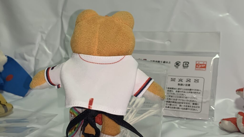 白いカープのユニフォームを重ね着したマスコットピクルスの背面