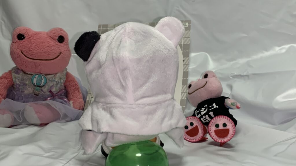 おばけくま：Sを着たマスコットピクルスの後ろ姿
