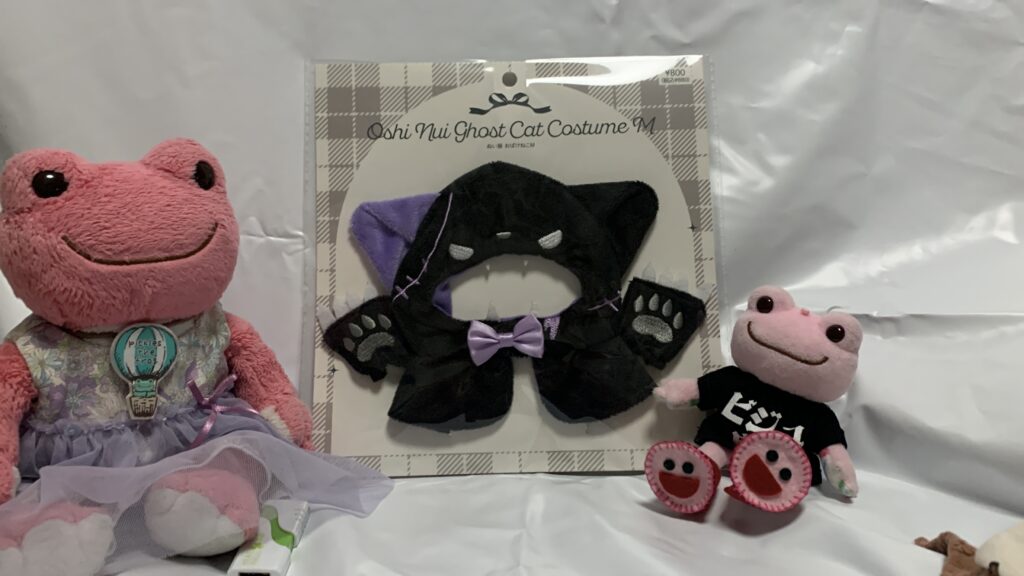 スリーコインズのHappy Halloween ぬい服 おばけねこ：Mのパッケージとかえるのピクルス