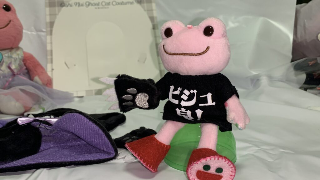 おばけねこ:Mの手袋がマスコットピクルスには大きい様子