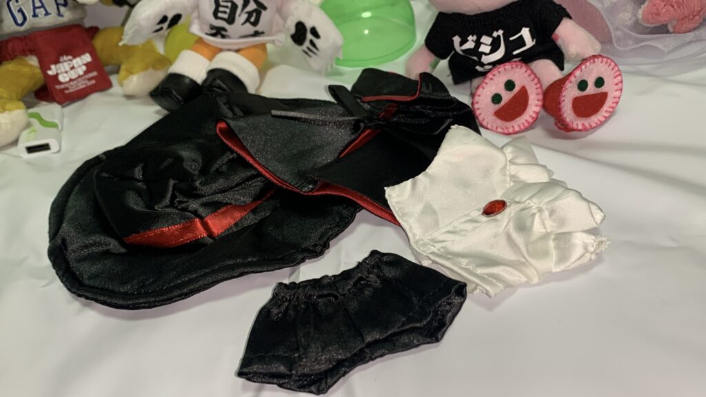 ドラキュラ:Mのぬい服を着せる前のマスコットピクルスと衣装
