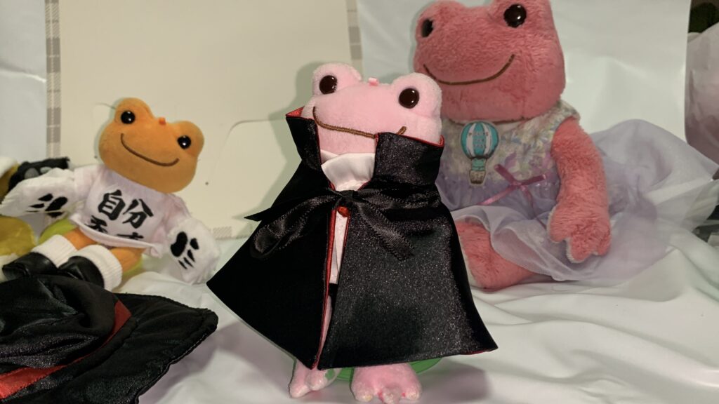 ドラキュラ:Mのマントをひもで結んだマスコットピクルス