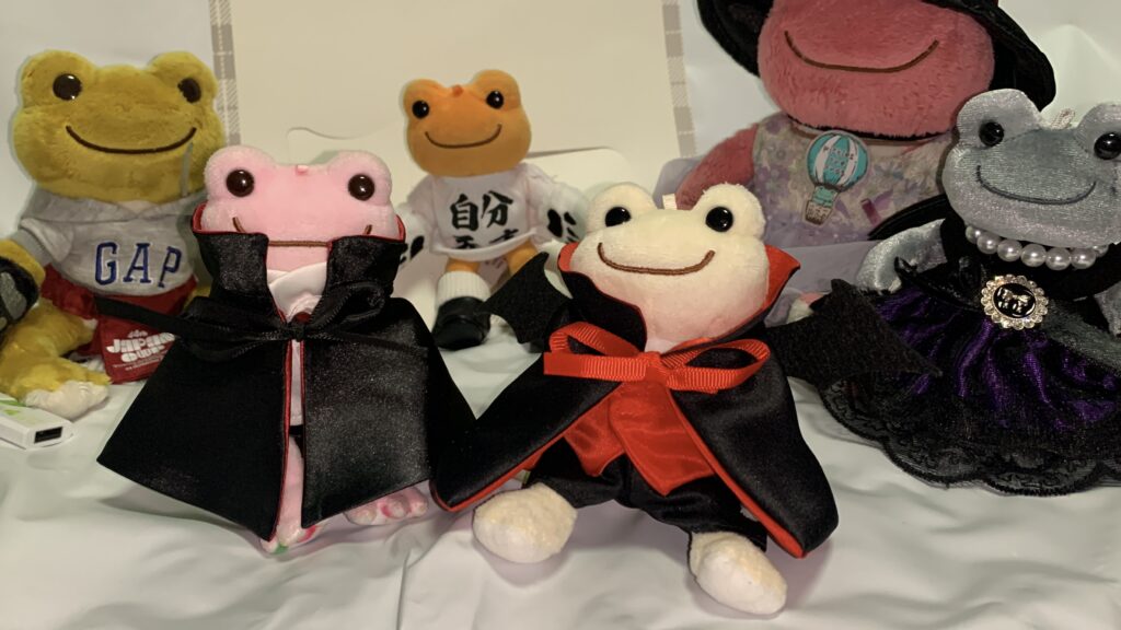 今年と去年のドラキュラのぬい服を並べて比較した写真