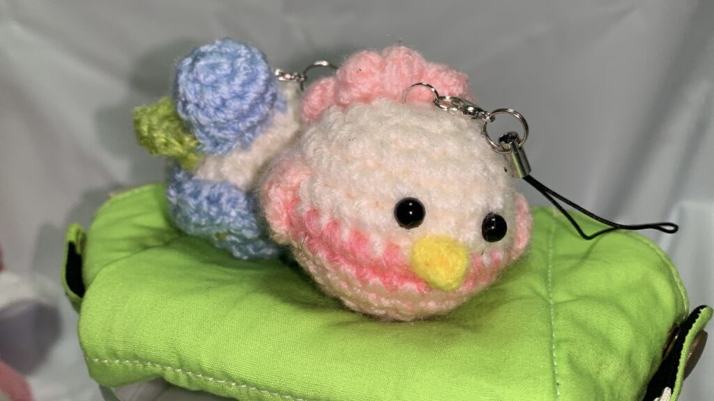 ハンドメイドの鳥さんあみぐるみ(ピンクとブルーの2羽)