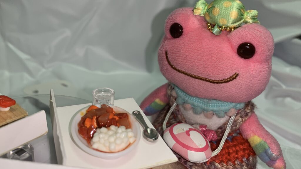 ミニチュアの洋食プレートの食品サンプルと一緒に撮影したかえるのピクルス
