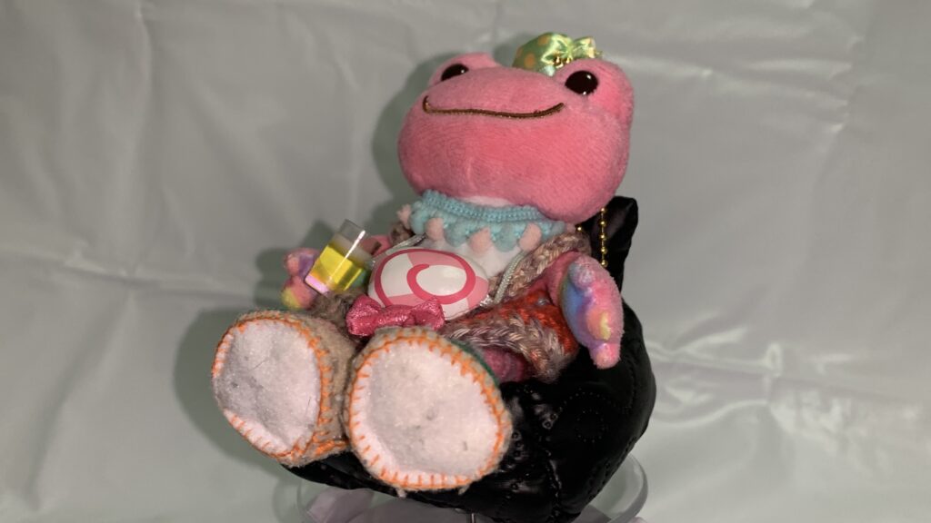 ぬい用の黒い重役イスに座るかえるのピクルス