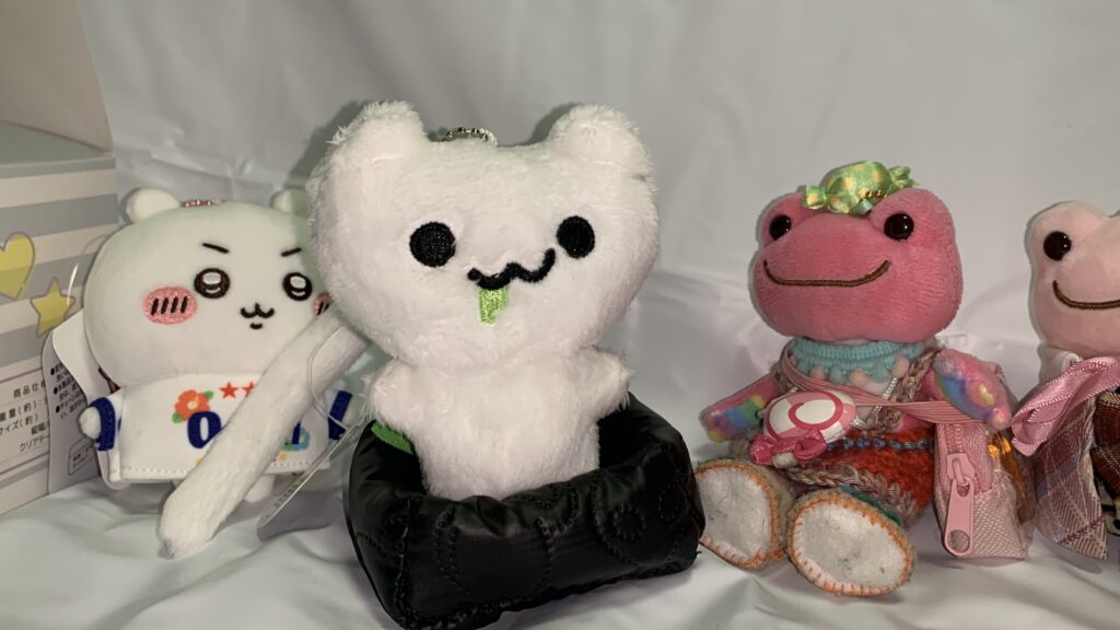 ぬい用の重役イスに座るにゃーちゃ、とちいかわ・かえるのピクルスたち