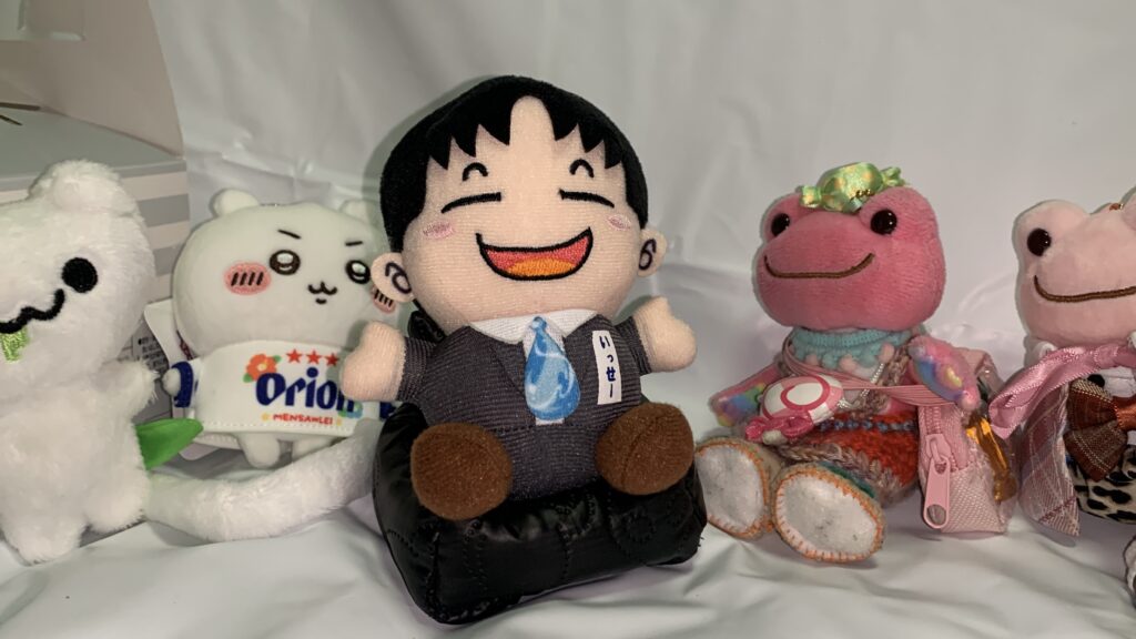 ぬい用の重役イスに座るいっせーくんのぬいぐるみとかえるのピクルスたち