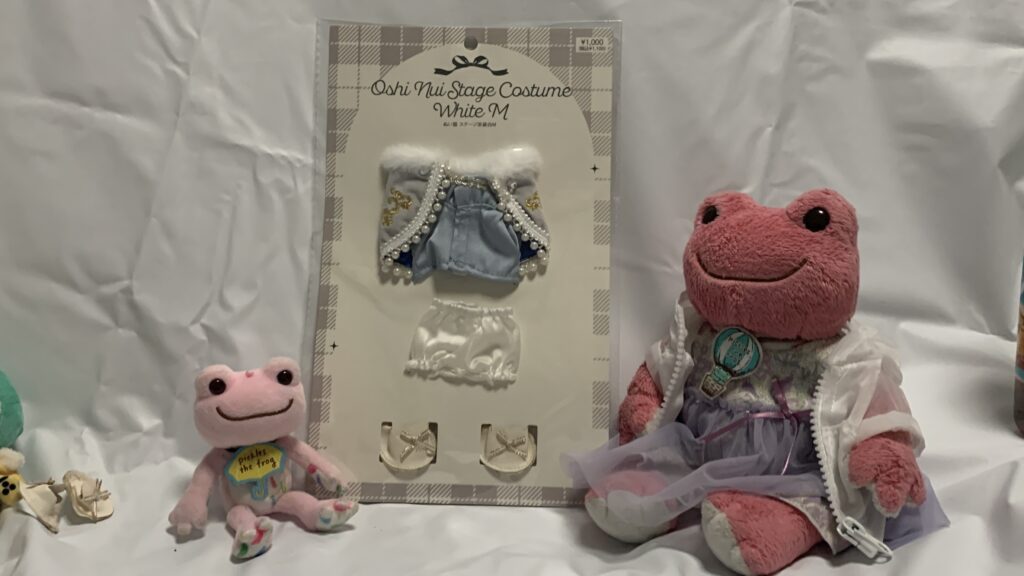 スリーコインズのぬい服 ステージ衣装白：Mのパッケージとかえるのピクルスたち